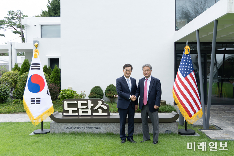 4일 오후 경기도청 도담소에서 김동연 경기도지사,조셉 윤(Joseph Yun) 주한 미국 대사대리가 기념촬영을 하고 있다./사진=경기도청 제공