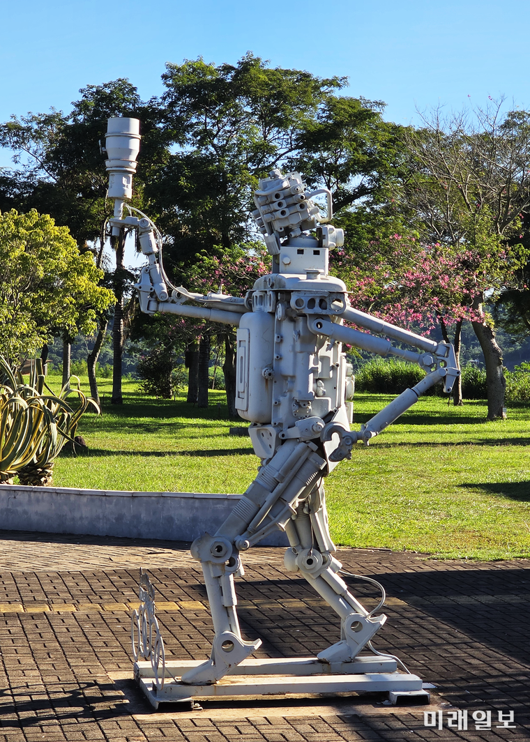 브라질과 파라과이 사이에 있는 파라나(Parana)강의 이타이푸 수력발전소(Itaipu Complex) 댐(파라과이, 브라질, 아르헨티나 합작)' 앞 공원에 등불을 들고 있는 로봇이 설치되어 있다./사진=김민정 시인 제공