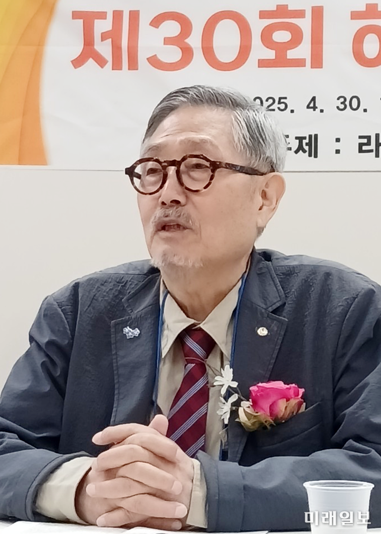 브라질 윈덤 포즈 두 이과수 호텔(Wyndham Foz do lguacu Hotel) 세미나실에서 개최된 사단법인 한국문인협회 주최의 '제30회 해외한국문학심포지엄'에서 김호운 이사장이 '한국과 라틴아메리카의 역사·문화 동질성'에 대한 기조발제를 하고있다./사진=김민정 시인 제공