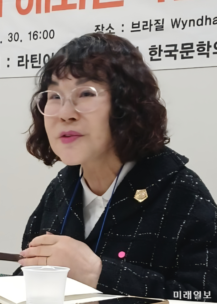 브라질 윈덤 포즈 두 이과수 호텔(Wyndham Foz do lguacu Hotel) 세미나실에서 개최된 사단법인 한국문인협회 주최의 '제30회 해외한국문학심포지엄'에서 지은경 문화정보회위원회 위원장이 '라틴아메리카문학과 한국문학적 고찰'에 대한 주제발표를 하고 있다./사진=김민정 시인 제공