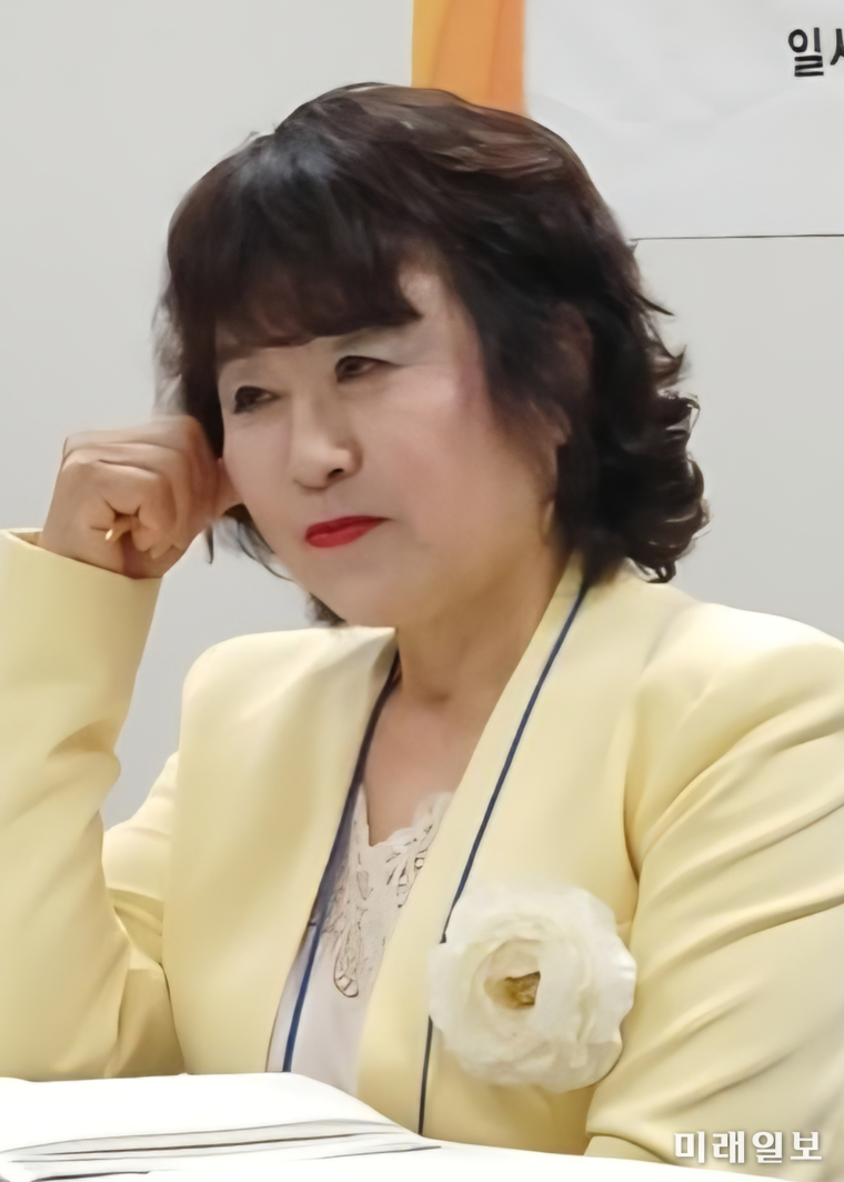 브라질 윈덤 포즈 두 이과수 호텔(Wyndham Foz do lguacu Hotel) 세미나실에서 개최된 사단법인 한국문인협회 주최의 '제30회 해외한국문학심포지엄'에서 권남희 수필분과 회장이 '역사적 관점에서의 라틴아메리카문학'에 대한 주제발표를 하고 있다./사진=김민정 시인 제공