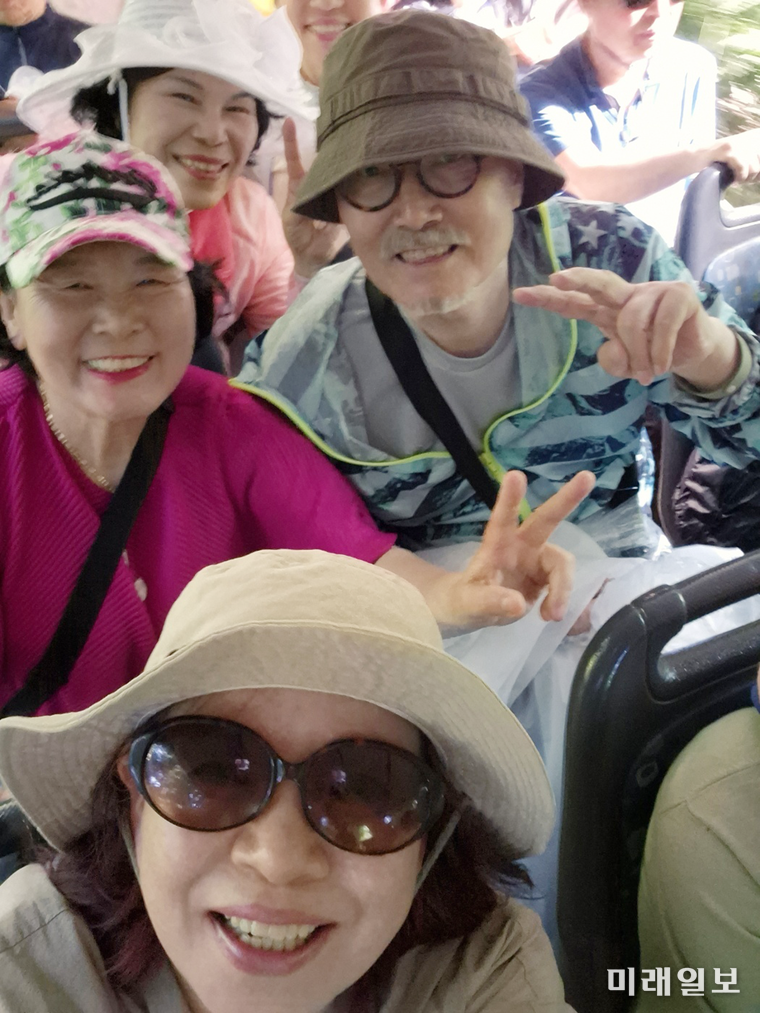 김민정 시인을 비롯한 김호운 이사장 등이 길게 연결된 전동차를 타고 숲속길 을 달려 이과수강 보트 탑승 장소로 이동하고 있다./사진=김민정 시인 제공