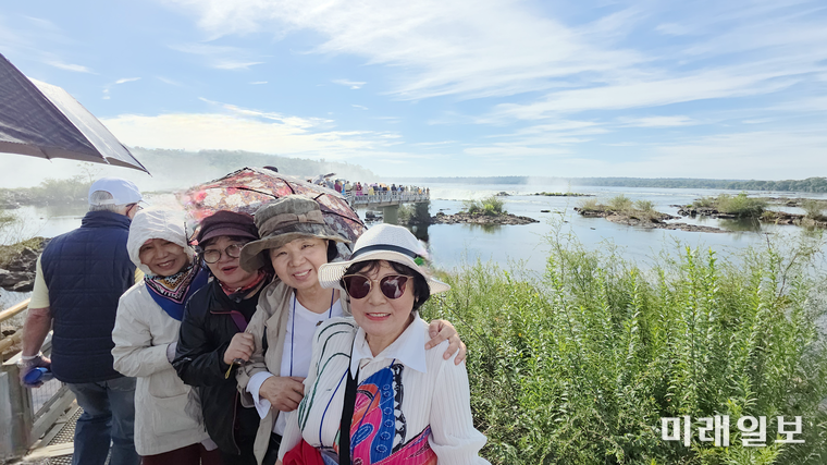 (왼쪽부터) 정주연 시인, 서한경 소설가, 박경희 시인, 김민정 시인이 '악마의 목구멍'을 관람하기 위해 이동 중 기념촬영을 하고 있다./사진=김민정 시인 제공
