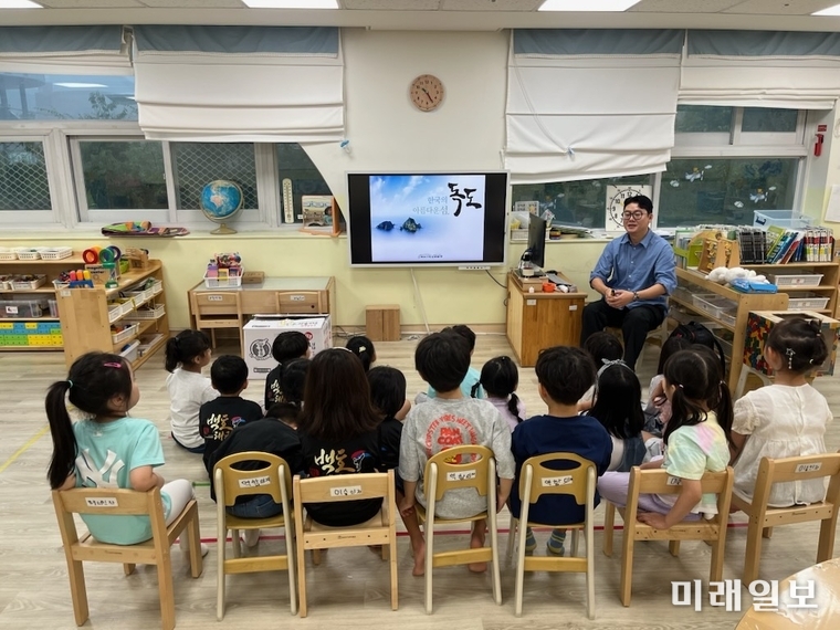 (사)독도사랑운동본부가 오는 10월 25일 독도의 날을 앞두고 지난 17일 부천 심성어린이집을 찾아 원생들을 대상으로 '독도의 비밀'을 주제로 독도강연을 진행하고 있다./사진=독도사랑운동본부 제공