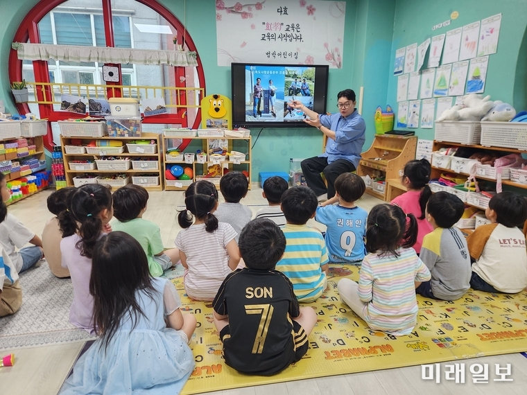 (사)독도사랑운동본부가 오는 10월 25일 독도의 날을 앞두고 지난 17일 부천 삼성어린이집과 범박 어린이집 두곳을 찾아 90여 명의 아이들을 대상으로 '독도의 비밀'을 주제로 독도강연을 진행하고 있다./사진=독도사랑운동본부 제공