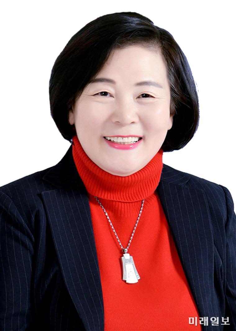 최근 '문인육필 김민정 시집 <들었다>'룰 출간한 김민정(시조시인·수필가·한국문인협회 부이사장) 시인./ⓒ미래일보