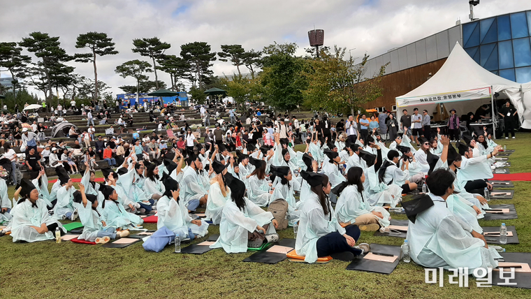9일 세종호수공원 주무대에서 개최된 한글날을 기념한 '2025 세종한글축제’에서 외국인 유학생들이 ‘조선 과거시험 체험극’에 참여해 시험문을 풀고 있다. 세종의 뜻을 기리고 한글의 아름다움을 느낀 이날 현장은 웃음과 감동으로 가득했다./사진=박인숙 기자