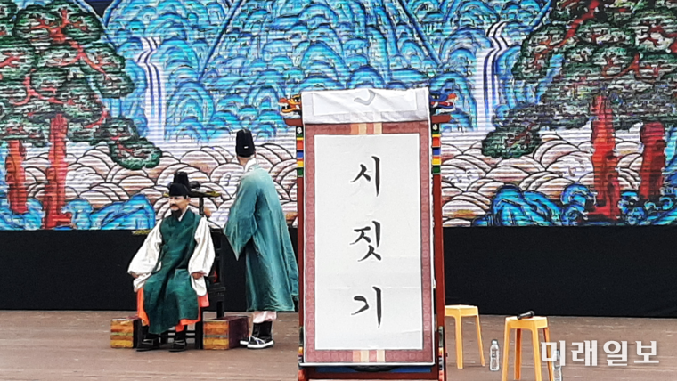 9일 세종호수공원 주무대에서 개최된 한글날을 기념한 '2025 세종한글축제’에서 외국인 유학생들을 대상으로 '시짓기' 행사가 진행되고 있다./사진=박인숙 기자