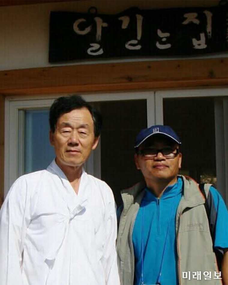 2024년 노벨문학상을 수상한 한강 작가의 부친 한승원 작가가 어느 해 가을 취재를 위해 방문한 전남 장흥군 안양면 율산리 해산토굴 앞에 위치한 한승원 문학학교인 '달 긷는 집'에서 기자와 기념촬영을 하고 있다./사진=장건섭 기자