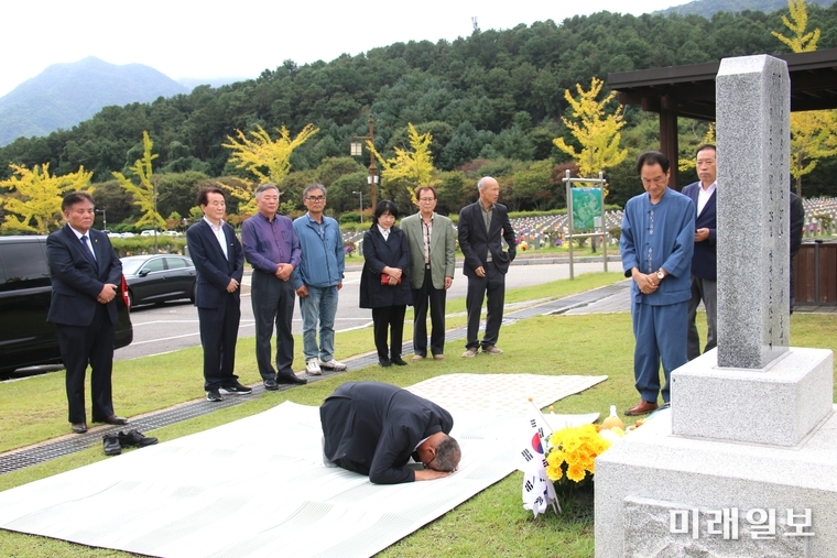 지난 10월 8일 국립대전현충원을 찾은 개헌개혁행동마당 등 53개 시민단체 대표단이 홍범도 장군 묘소에서 추모 차례를 올리고 있다./시진=개헌개혁행동마당 제공