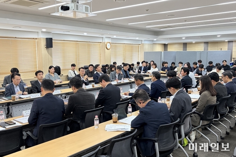 23일(목) LH 서울지역본부에서 '도심 내 신속한 주택공급을 위한 점검회의'가 진행되고 있다./사진=LH 제공