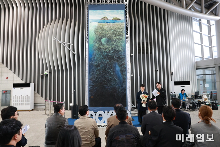 24일 수서 STR역 1번 출구에서 서준범 한국화가의 <scret Dokdo '2268'> 전시회 제막식이 열리고 있다./사진=독도사랑운동본부 제공