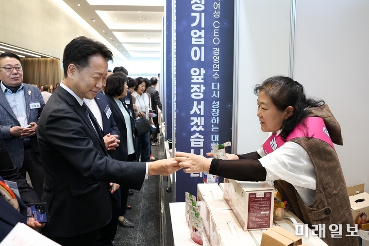 고영인 경기도 경제부지사가 24일 경기도 시흥시에서 열린 '2025년 제29회 전국 여성 CEO 경연연수'에 참석 여성 CEO를 만나 대화하고 있다./사진=경기도청 제공