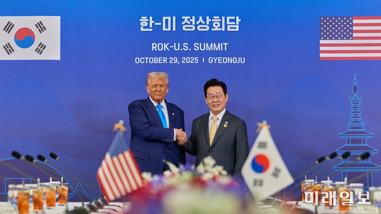 이재명 대통령과 도널드 트럼프 미국 대통령이 29일 경북 경주박물관에서 열린 한미 정상회담에 앞서 악수하고 있다./사진=대통령실 제공