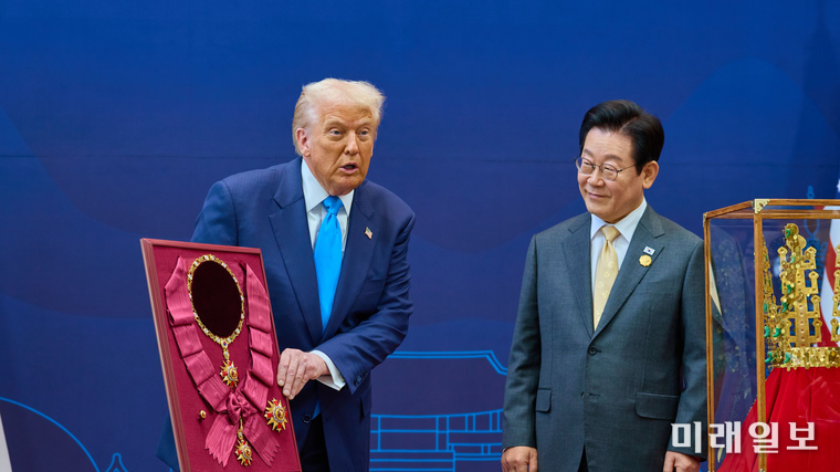 이재명 대통령이 29일 경북 경주박물관에서 열린 한미 공식 환영식에서 도널드 트럼프 미국 대통령에게 무궁화 대훈장 수여와 천마총 금관 모형을 선물하고 있다./사진=대통령실 제공