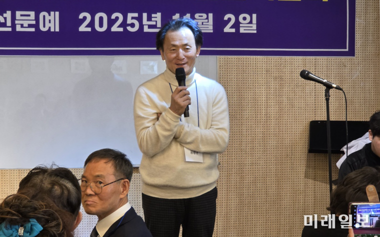 지난 11월 2일 서울 YMCA 인근 문화공간온에서 개최된 단테문인협회 주최의 '제2회 국내문학상 수상작품집' 출판기념회와 '제1회 단테문학 작가상' 시상식에서 공광규 시인이 제1회 단테문학상 작가상을 수상하고 수상 소감을 발표하고 있다./사진=단테문인협회 제공