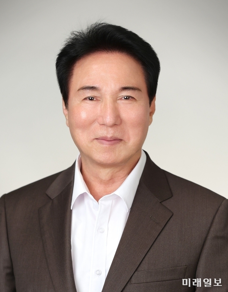 최창일 시인(이미지 문화평론가)./ⓒ미래일보