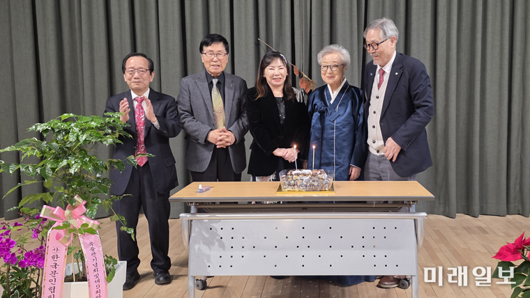 11월 7일(금) 오후 4시, 서울 예술가의 집에서 개최된 (사)한국문인협회 소설분과 주최의 <141작가 문장, 필사책> 출판기념회와 제9회 아름다운 소설가상 시상식, 그리고 2025년 송년회에서 축하 케이크 커팅식이 진행되고 있다./사진=장건섭 기자