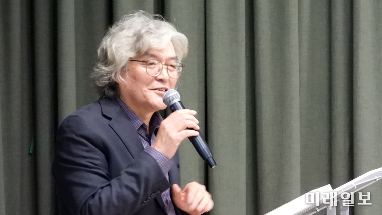 11월 7일(금) 오후 4시, 서울 예술가의 집에서 개최된 (사)한국문인협회 소설분과 주최의 <141작가 문장, 필사책> 출판기념회와 제9회 아름다운 소설가상 시상식, 그리고 2025년 송년회에서 김성달 (사)한국문인협회 이사(소설가)가 행사 사회를 진행하고 있다./사진=장건섭 기자