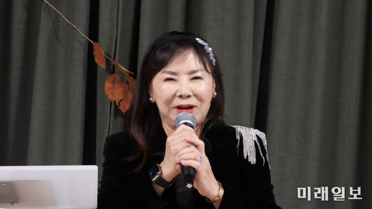 11월 7일(금) 오후 4시, 서울 예술가의 집에서 개최된 (사)한국문인협회 소설분과 주최의 <141작가 문장, 필사책> 출판기념회와 제9회 아름다운 소설가상 시상식, 그리고 2025년 송년회에서 김영두 회장이 행사 개회 인사말을 하고 있다./사진=장건섭 기자