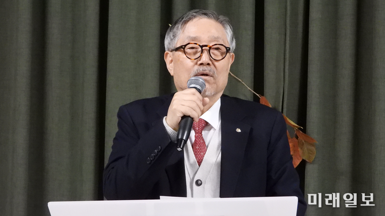 11월 7일(금) 오후 4시, 서울 예술가의 집에서 개최된 (사)한국문인협회 소설분과 주최의 <141작가 문장, 필사책> 출판기념회와 제9회 아름다운 소설가상 시상식, 그리고 2025년 송년회에서 김호운 (사)한국문인협회 이사장이 축사를 하고 있다./사진=장건섭 기자