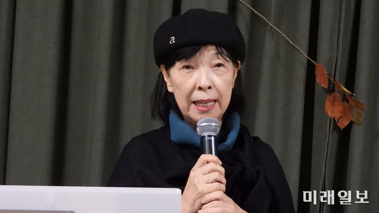 11월 7일(금) 오후 4시, 서울 예술가의 집에서 개최된 (사)한국문인협회 소설분과 주최의 <141작가 문장, 필사책> 출판기념회와 제9회 아름다운 소설가상 시상식, 그리고 2025년 송년회에서 이목연 소설가가 <141 작가 문장, 필사책> 필자 낭독을 하고 있다./사진=장건섭 기자