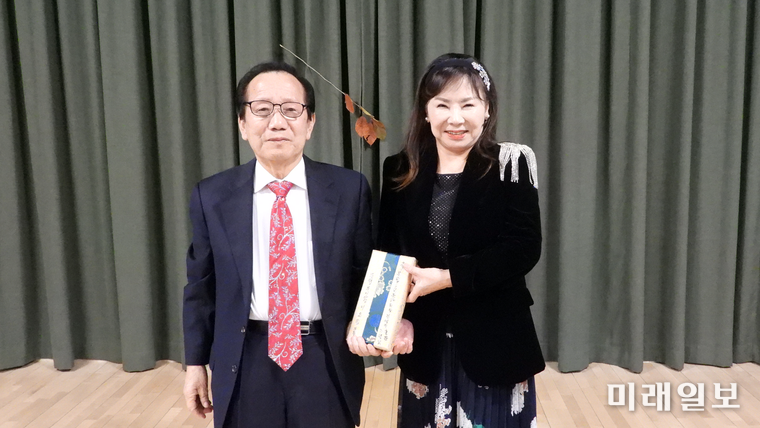 11월 7일(금) 오후 4시, 서울 예술가의 집에서 개최된 (사)한국문인협회 소설분과 주최의 <141작가 문장, 필사책> 출판기념회와 제9회 아름다운 소설가상 시상식, 그리고 2025년 송년회에서 이은집 (사)한국문인협회 부이사장이 김영두 회장에게 기념품을 증정하고 기념촬영을 하고 있다./사진=장건섭 기자