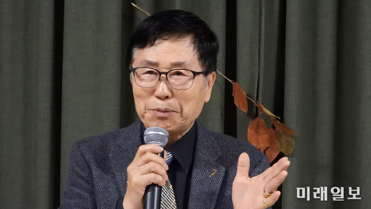 11월 7일(금) 오후 4시, 서울 예술가의 집에서 개최된 (사)한국문인협회 소설분과 주최의 <141작가 문장, 필사책> 출판기념회와 제9회 아름다운 소설가상 시상식, 그리고 2025년 송년회에서 김건중 한국작가협회 회장이 축사를 하고 있다./사진=장건섭 기자