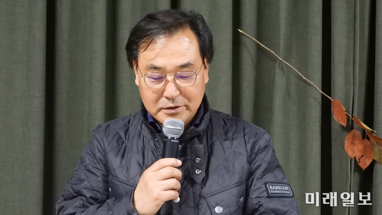 11월 7일(금) 오후 4시, 서울 예술가의 집에서 개최된 (사)한국문인협회 소설분과 주최의 <141작가 문장, 필사책> 출판기념회와 제9회 아름다운 소설가상 시상식, 그리고 2025년 송년회에서 최외득 (사)한국문인협회 사무총장이 <141 작가 문장, 필사책> 필자 낭독을 하고 있다./사진=장건섭 기자