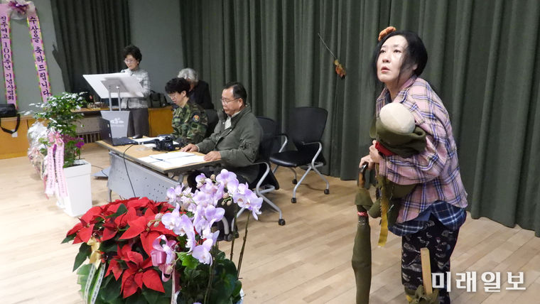 11월 7일(금) 오후 4시, 서울 예술가의 집에서 개최된 (사)한국문인협회 소설분과 주최의 <141작가 문장, 필사책> 출판기념회와 제9회 아름다운 소설가상 시상식, 그리고 2025년 송년회에서 이애연, 최태식, 김동철, 안지용 작가가 소설 낭독극 이범선 원작의 단편소설 <단풍>을 최태식 각색·연출로 축하공연을 하고 있다./사진=장건섭 기자