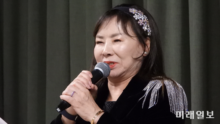 11월 7일(금) 오후 4시, 서울 예술가의 집에서 개최된 (사)한국문인협회 소설분과 주최의 <141작가 문장, 필사책> 출판기념회와 제9회 아름다운 소설가상 시상식, 그리고 2025년 송년회에서 김영두 운영위원장이 '제9회 아름다운 소설가상' 수상식에 앞서 인사말을 하고 있다./사진=장건섭 기자