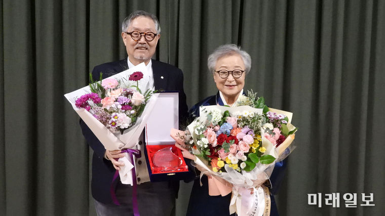 11월 7일(금) 오후 4시, 서울 예술가의 집에서 개최된 (사)한국문인협회 소설분과 주최의 <141작가 문장, 필사책> 출판기념회와 제9회 아름다운 소설가상 시상식, 그리고 2025년 송년회에서 김호운 (사)한국문인협회 이사장이 '제9회 아름다운 소설가상' 수상자 김지연 작가에게 수상 상패를 수여하고 기념촬영을 하고 있다./사진=장건섭 기자