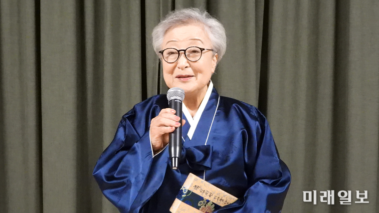 11월 7일(금) 오후 4시, 서울 예술가의 집에서 개최된 (사)한국문인협회 소설분과 주최의 <141작가 문장, 필사책> 출판기념회와 제9회 아름다운 소설가상 시상식, 그리고 2025년 송년회에서 '제9회 아름다운 소설가상' 수상자 김지연 작가의 수상 소감을 발표하고 있다./사진=장건섭 기자