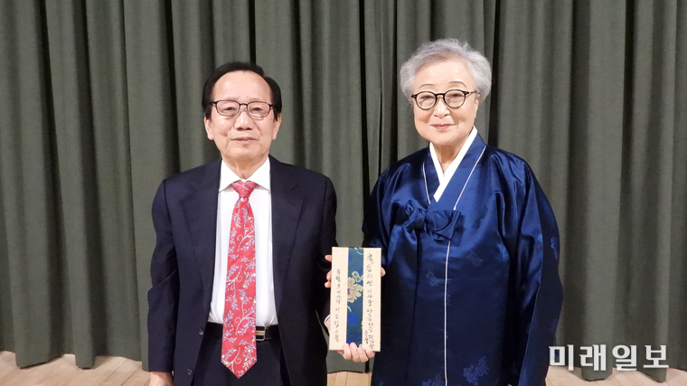 11월 7일(금) 오후 4시, 서울 예술가의 집에서 개최된 (사)한국문인협회 소설분과 주최의 <141작가 문장, 필사책> 출판기념회와 제9회 아름다운 소설가상 시상식, 그리고 2025년 송년회에서 이은집 (사)한국문인협회 부이사장이 수상자 김지연 작가에게 축하 기념품을 증정하고 기념촬영을 하고 있다./사진=장건섭 기자