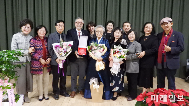 11월 7일(금) 오후 4시, 서울 예술가의 집에서 개최된 (사)한국문인협회 소설분과 주최의 <141작가 문장, 필사책> 출판기념회와 제9회 아름다운 소설가상 시상식, 그리고 2025년 송년회에서 김호운 (사)한국문인협회 이사장 등 참석 문인들이 '제9회 아름다운 소설가상' 수상자 김지연 작가의 수상을 축하하며 기념촬영을 하고 있다./사진=장건섭 기자