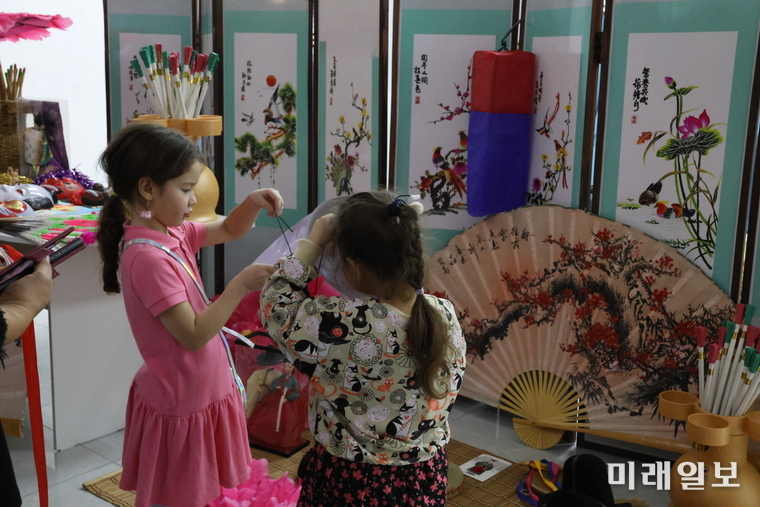 11월 8일(토) 오후, 카자흐스탄 악토베시 '시립 문화의 집' 공연장에서 악토베 고려인협회와 공동으로 '악토베 고려인협회 35주년 기념 문화행사’를 개최하고 있다./사진=주카자흐스탄한국문화원 제공