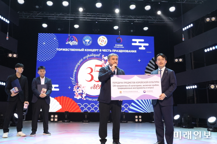 11월 8일(토) 오후, 카자흐스탄 악토베시 '시립 문화의 집' 공연장에서 악토베 고려인협회와 공동으로 '악토베 고려인협회 35주년 기념 문화행사’를 개최하고 있다./사진=주카자흐스탄한국문화원 제공