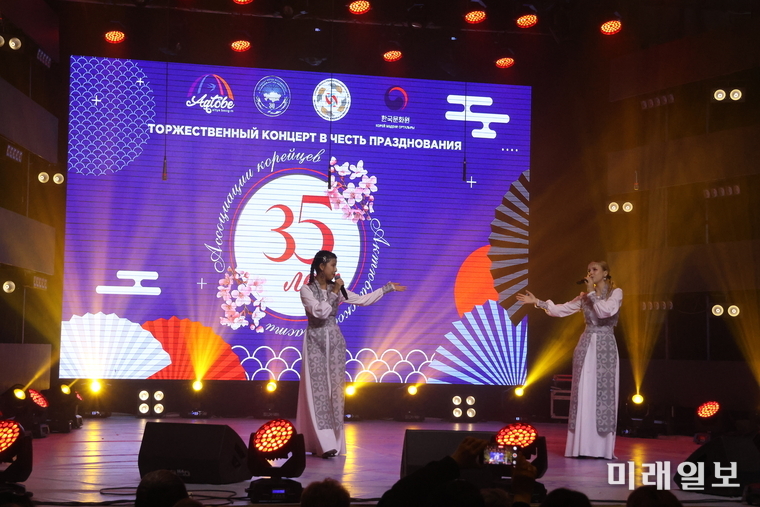 11월 8일(토) 오후, 카자흐스탄 악토베시 '시립 문화의 집' 공연장에서 악토베 고려인협회와 공동으로 '악토베 고려인협회 35주년 기념 문화행사’를 개최하고 있다./사진=주카자흐스탄한국문화원 제공