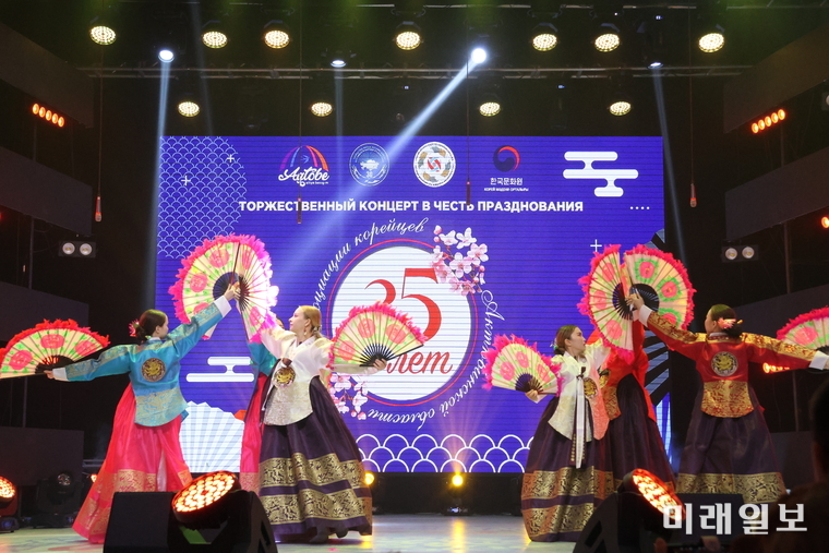11월 8일(토) 오후, 카자흐스탄 악토베시 '시립 문화의 집' 공연장에서 악토베 고려인협회와 공동으로 '악토베 고려인협회 35주년 기념 문화행사’를 개최하고 있다./사진=주카자흐스탄한국문화원 제공