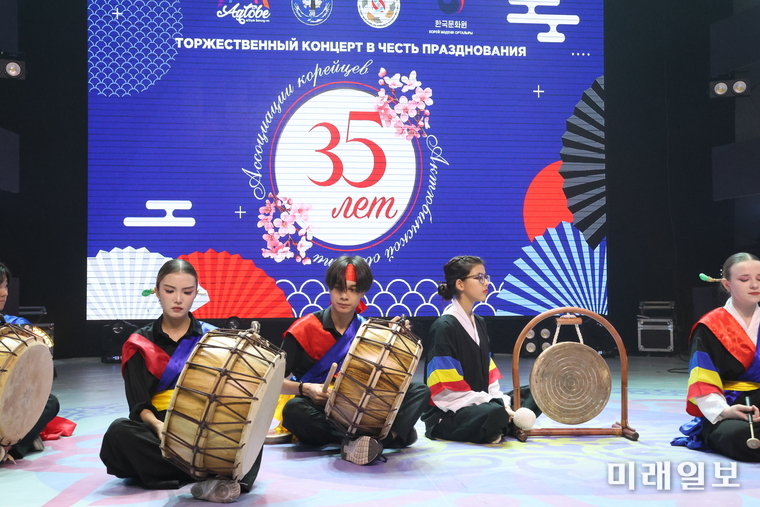 11월 8일(토) 오후, 카자흐스탄 악토베시 '시립 문화의 집' 공연장에서 악토베 고려인협회와 공동으로 '악토베 고려인협회 35주년 기념 문화행사’를 개최하고 있다./사진=주카자흐스탄한국문화원 제공