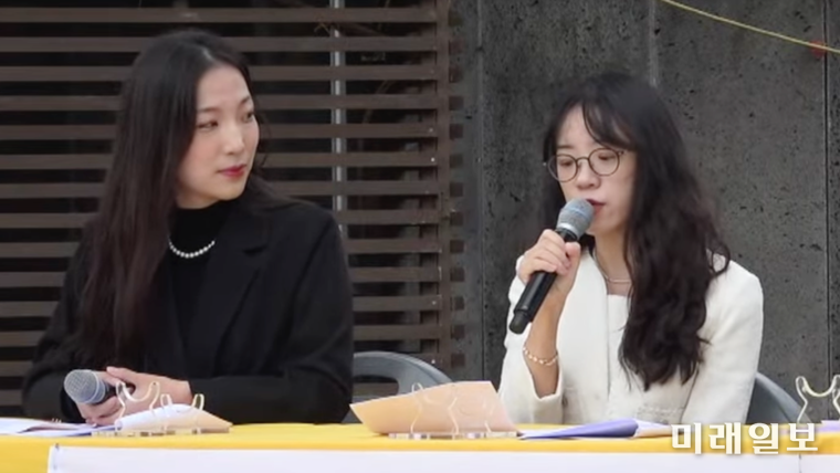 전북중국인협회가 참여한 전주공동체라디오 공개방송이 11월 8일 전주시 중심가 스튜디오에서 진행된 가운데 전북중국인협회 '한중동행라디오'의 한국 사회자 유아신 씨(오른쪽)가 발언하고 있다./사진=전주공동체라디오 방송 갈무리