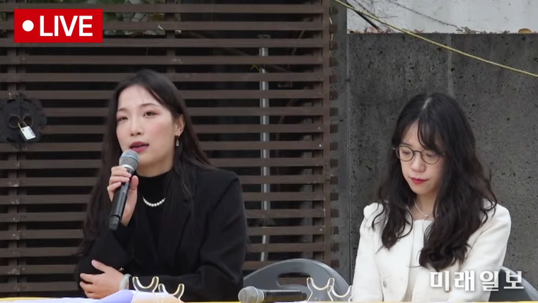 전북중국인협회가 참여한 전주공동체라디오 공개방송이 11월 8일 전주시 중심가 스튜디오에서 진행된 가운데 전북중국인협회 '한중동행라디오'의 중국 사회자 왕호남 씨(왼쪽)가 발언하고 있다./사진=전주공동체라디오 방송 갈무리