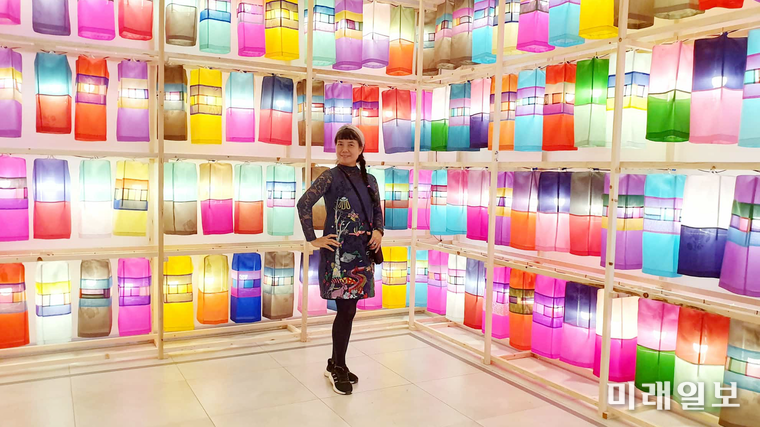 지난 11월 3일부터 12월 26일까지 하노이 중심 응우옌주 거리(49 Nguyễn Du, Hai Bà Trưng)에 위치한 주베트남 한국문화원에서 개최한 'Ánh sáng Hàn Quốc-Đèn lụa Jinju(한국의 빛, 진주 유등전)' 특별 전시장에서 베트남의 여류 작가 키유 빅 하우(Kiều Bích Hậu)가 기념촬영을 하고 있다./하노이=키유 빅 하우(Kiều Bích Hậu) 제공