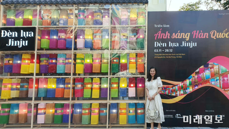 지난 11월 3일부터 12월 26일까지 하노이 중심 응우옌주 거리(49 Nguyễn Du, Hai Bà Trưng)에 위치한 주베트남 한국문화원에서 개최한 'Ánh sáng Hàn Quốc-Đèn lụa Jinju(한국의 빛, 진주 유등전)' 특별 전시장에서 베트남의 여류 작가가 기념촬영을 하고 있다./하노이=키유 빅 하우(Kiều Bích Hậu) 제공