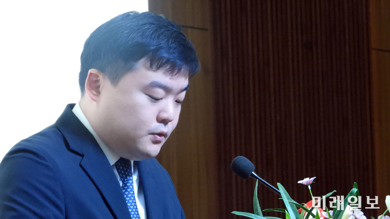 최승진 주베트남 한국문화원장이 지난해 12월 7일 하노이 다이남대학교(Dai Nam University에서 개최된 한강 작가 노벨문학상 수상기념 '2024년 한국 문학 번역의 날' 기념식에서 축사를 하고 있다./하노이=장건섭 특파원