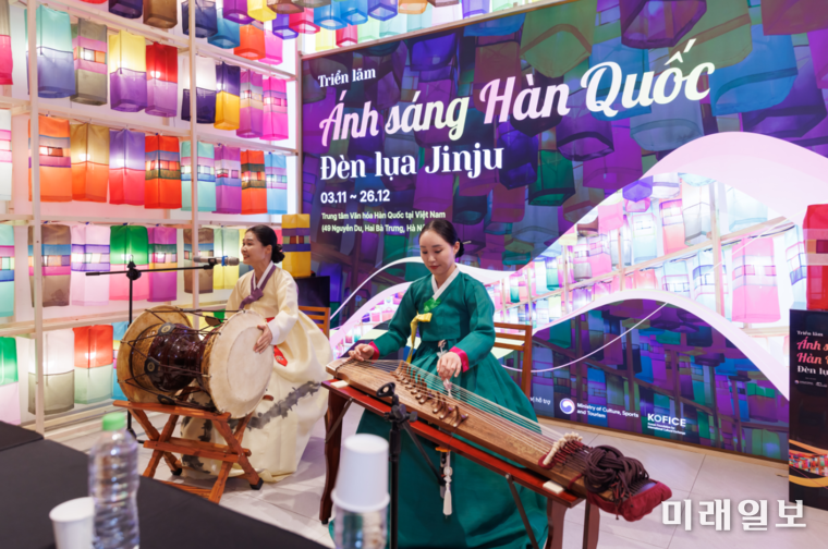 지난 11월 3일부터 12월 26일까지 하노이 중심 응우옌주 거리(49 Nguyễn Du, Hai Bà Trưng)에 위치한 주베트남 한국문화원에서 개최한 'Ánh sáng Hàn Quốc-Đèn lụa Jinju(한국의 빛, 진주 유등전)' 특별 전시장에서 한국의 전통 악기 공연이 열리고 있다./사진=주베트남 한국문화원 제공