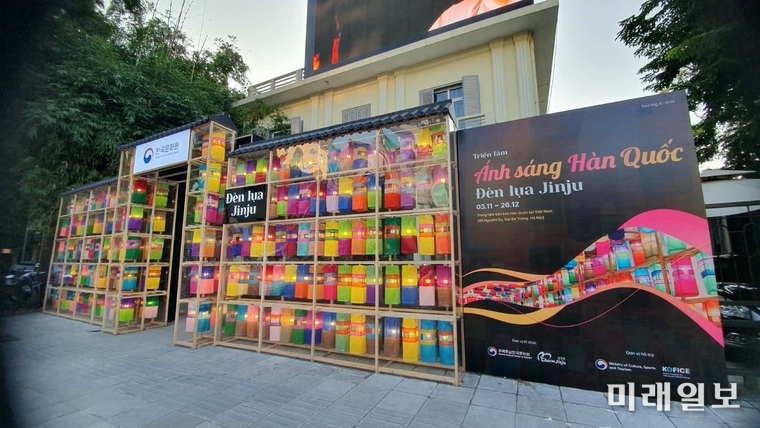 지난 11월 3일부터 12월 26일까지 하노이 중심 응우옌주 거리(49 Nguyễn Du, Hai Bà Trưng)에 위치한 주베트남 한국문화원 외벽에 설치된 ‘Ánh sáng Hàn Quốc–Đèn lụa Jinju’ 전시 안내 포스터./하노이=키유 빅 하우(Kiều Bích Hậu) 작가 제공