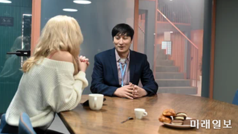 한국의 국제 매칭 플랫폼 코리아모스트(KoreaMost)의_김태헌 대표가 한국 남성과의 국제 결혼을 원하는 러시아 현지 여성과 상담하고 있다./사진=코리아모스트 제공국제