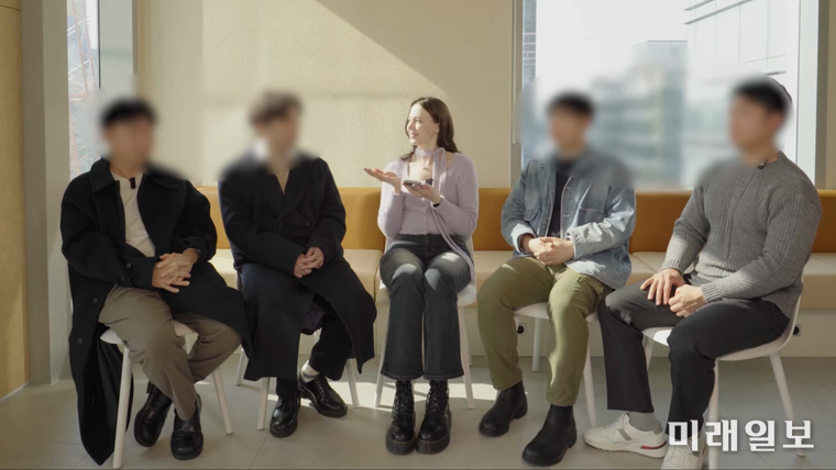 한국의 국제 매칭 플랫폼 코리아모스트(KoreaMost)의 크세니아 메니저(가운데)가 러시아 여성과 국제 결혼에 성공한 한국 남성들과의 성공담에 대해 코리아모스트 유튜브 채널을 통해 인터뷰 하고 있다./사진=코리아모스트 제공