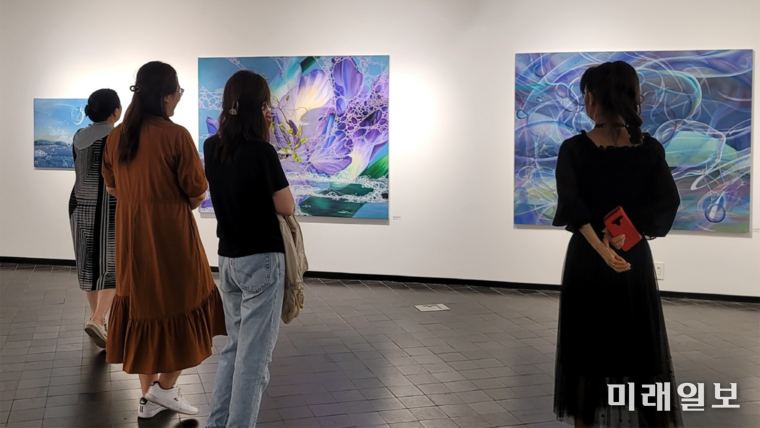 조로사 작가의 작품을 감상하는 관객들./사진=조로사 작가 제공